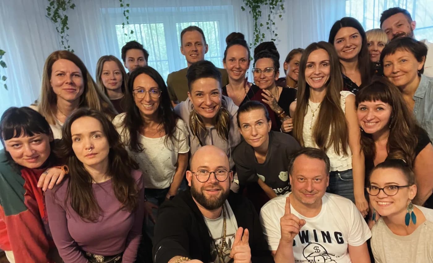 Uczestnicy letniej edycji warsztatu w jasnej sali z roślinami