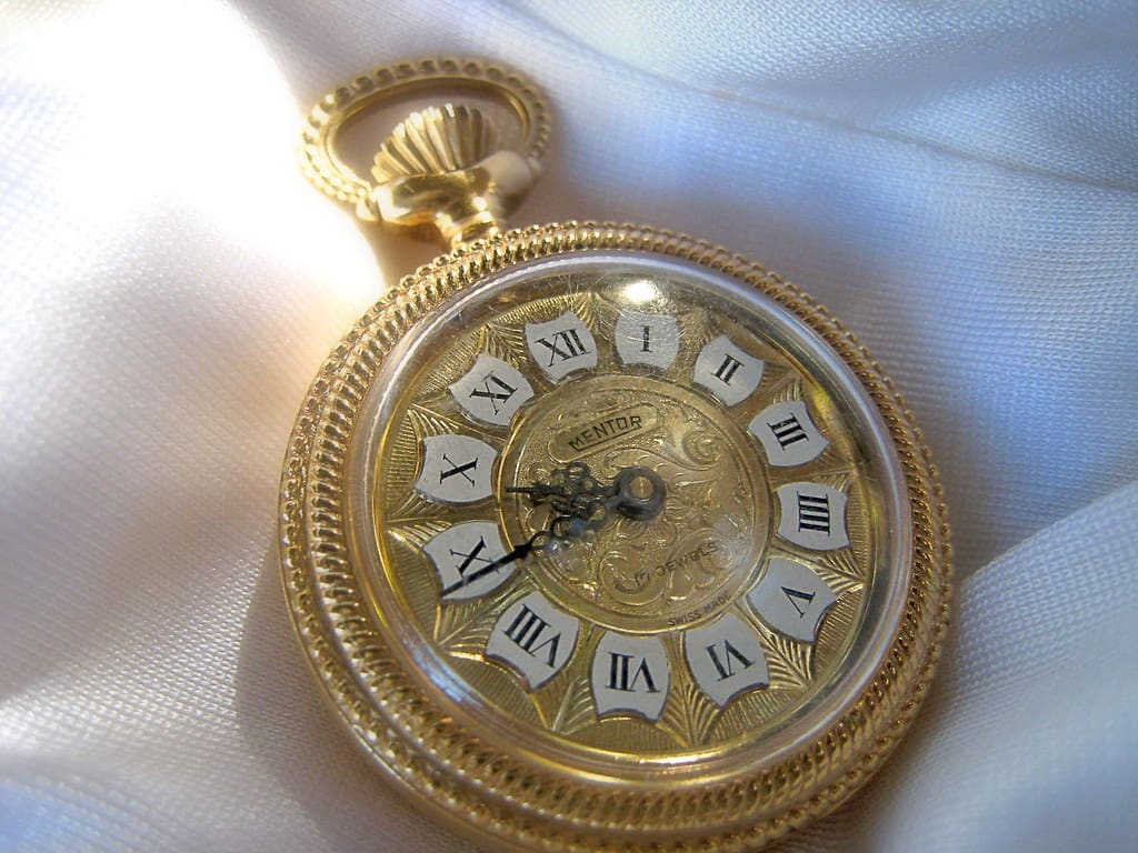 Antyczny złoty zegarek kieszonkowy — klasyczny symbol hipnozy