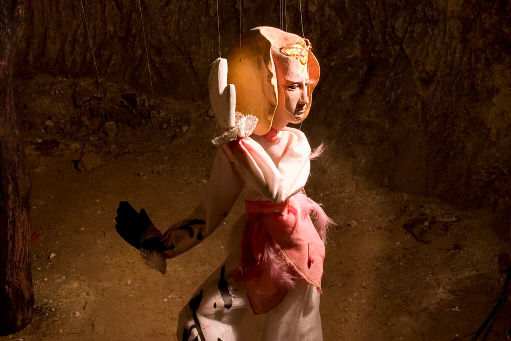 Marionetka na sznurkach — symbol mitu o utracie kontroli pod hipnozą